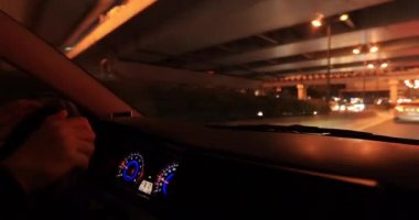Gece şehrinde bulanık ışıklar, yol ışıkları
