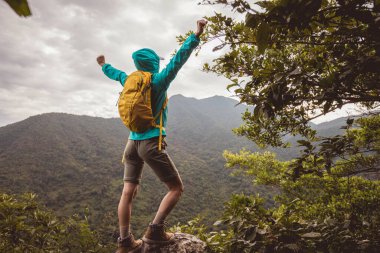 Dağın tepesinde ponpon kız yürüyüşü