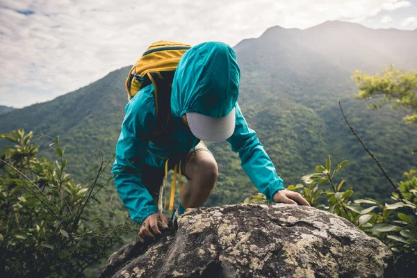 Successful Hiker Climbing Rock Mountain Top Cliff Edge — Stock Photo, Image