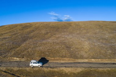 off road car sürüşü Tibet, Çin 'de kış manzarası keşfetmek