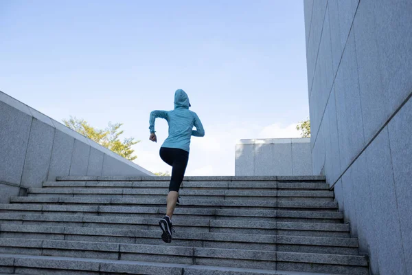 Спортивная Женщина Бежит Лестнице Городе — стоковое фото