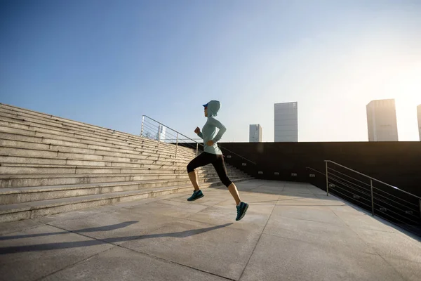 Fitness Mujer Deportiva Corriendo Escaleras Arriba Ciudad Del Amanecer — Foto de Stock