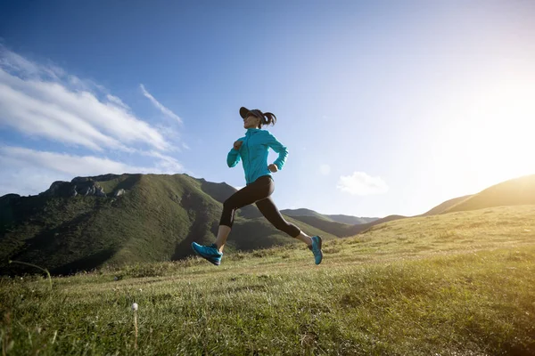 Jovem Mulher Ultramarathon Corredor Correndo Topo Montanha — Fotografia de Stock