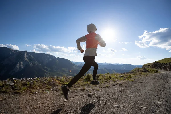 Dağın Tepesinde Koşan Kadın Koşucu — Stok fotoğraf