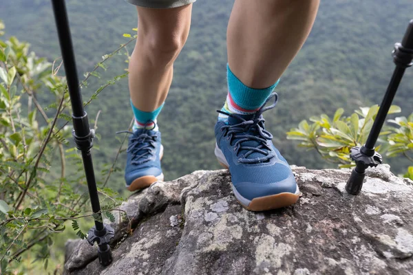 Framgångsrik Vandrare Klättring Sten Bergstopp Klippa Kant — Stockfoto