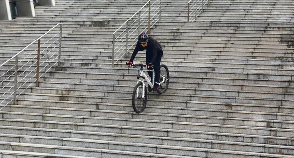 Бесплатный Велосипед Женщин Поднимающихся Городской Лестнице — стоковое фото