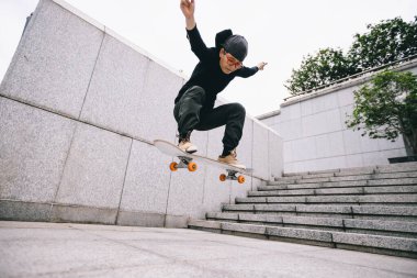 Kaykaycı şehir dışında kaykay yapıyor.