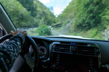 Doğada off-road araba sürmek