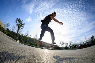 Kaykaycı şehir dışında kaykay yapıyor.