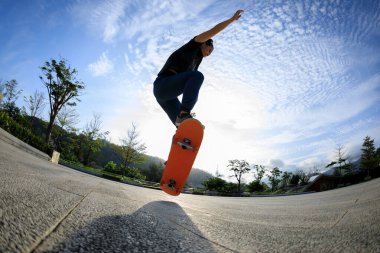 Kaykaycı şehir dışında kaykay yapıyor.