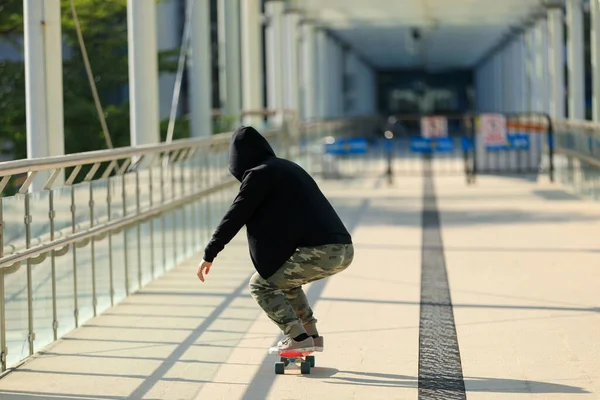 Skateboardista Skateboardu Městě — Stock fotografie