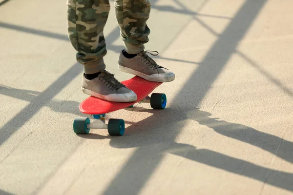 滑板手的腿骑滑板在城市 — 图库照片