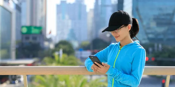 Frau Nutzt Smartphone Moderner Stadt — Stockfoto