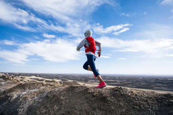 Kum Çölünün Tepesinde Koşan Kadın Koşucu — Stok fotoğraf