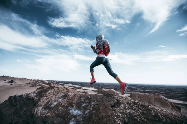 Kobieta Szlak Biegacz Biegnie Przez Kraj Piasku Pustyni Wzgórzu Szczyt — Zdjęcie stockowe