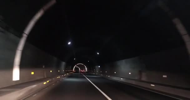 터널에서 불빛을 가지고 운전하는 자동차 — 비디오