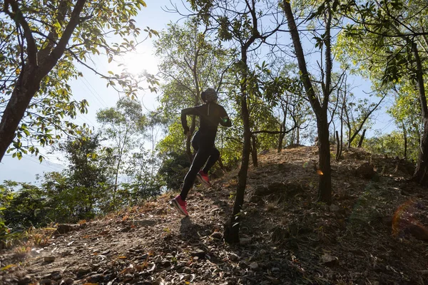 冬季在日出热带森林里奔跑的健康的亚洲女人 — 图库照片