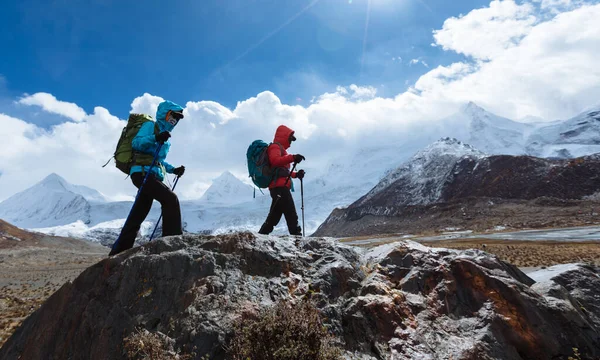 冬の標高の高い山をハイキングする2人の女性 — ストック写真