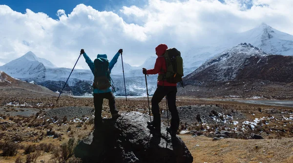 Twee Vrouwelijke Wandelaars Wandelen Winter Hoge Bergen — Stockfoto