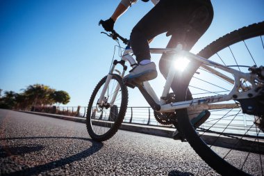 Sahil yolunda bisiklet sürmek