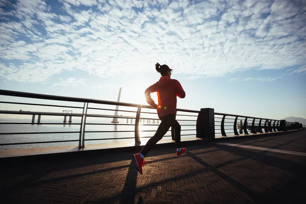 Fitness Kvinna Löpare Som Springer Havsbron — Stockfoto