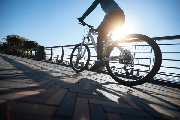 Lovaglás Kerékpár Városban Napsütéses Napon — Stock Fotó