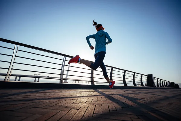 Fitness Kvinna Löpare Som Springer Havsbron — Stockfoto