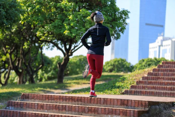 Фітнес Спорт Жінка Біжить Сходами Місті — стокове фото