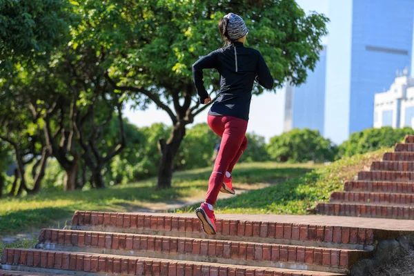 Deporte Fitness Mujer Corriendo Escaleras Arriba Ciudad — Foto de Stock