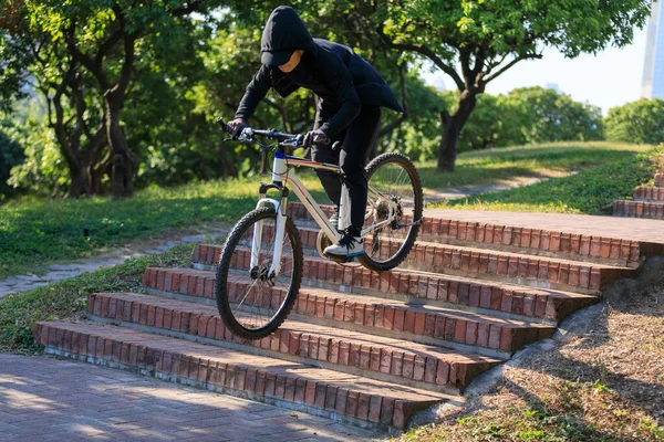 Mujer Jinete Libre Montar Bicicleta Bajando Escaleras Ciudad —  Fotos de Stock