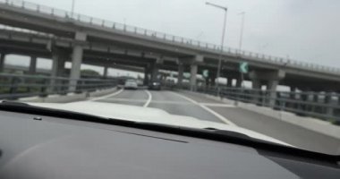 Shenzhen, Çin 'de şehir caddesinde araba sürmek.