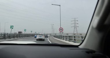 Shenzhen, Çin 'de şehir caddesinde araba sürmek.
