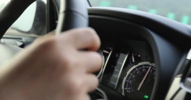 Araba kullanan kadın, hız göstergesinde görünüm