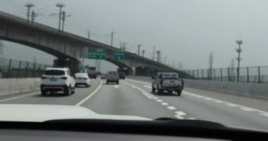 Shenzhen, Çin 'de şehir caddesinde araba sürmek.