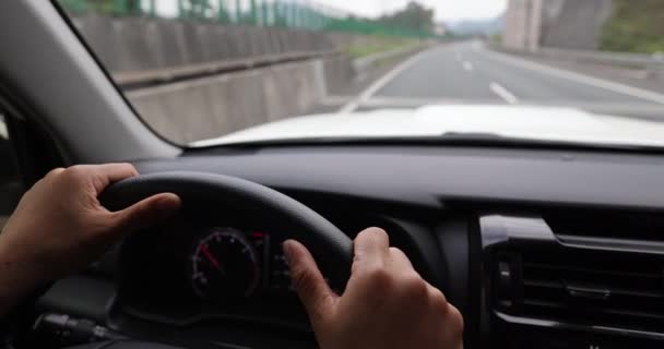 空の道を車で走っている女性 — ストック動画