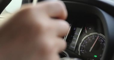 Araba kullanan kadın, hız göstergesinde görünüm