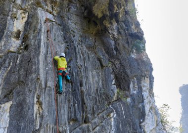Uçurumdaki kadın dağcı