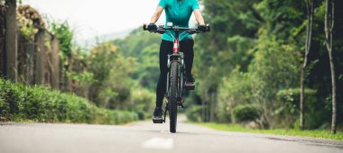 Tropikal park yolunda bisiklet sürmek