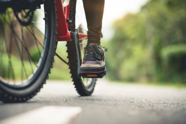 Tropikal park yolunda bisiklet sürmek