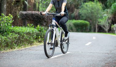 Tropikal park yolunda bisiklet sürmek