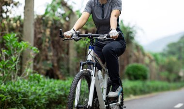 Tropikal park yolunda bisiklet sürmek