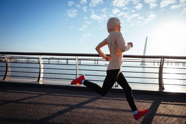 Fitness Kobieta Biegacz Działa Moście Nad Morzem — Zdjęcie stockowe