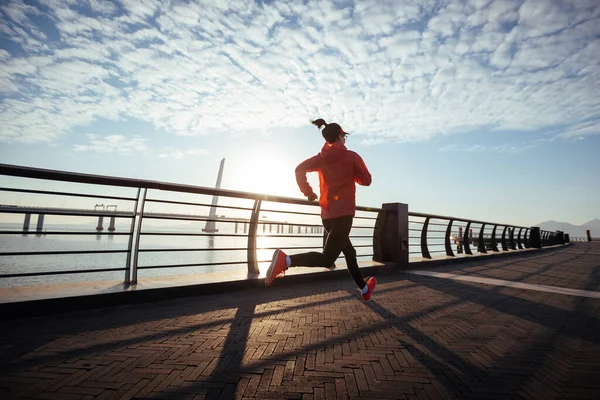 Fitness Kadın Koşucusu Deniz Kenarındaki Köprüde Koşuyor — Stok fotoğraf