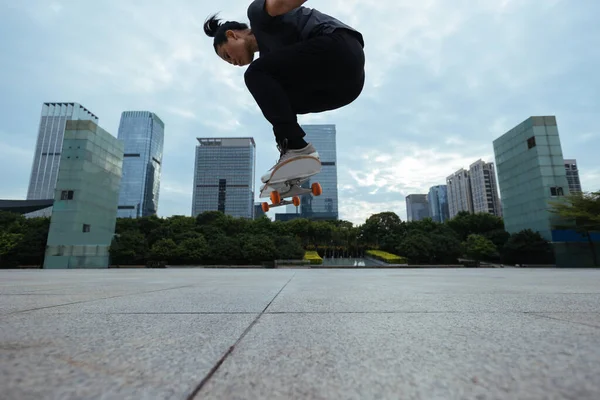 Kaykaycı şehir dışında kaykay yapıyor.