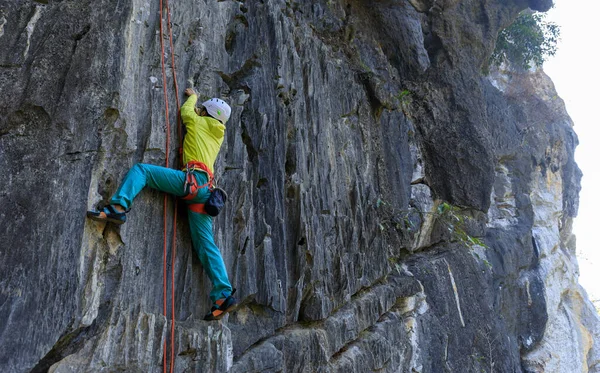 崖の上女性ロック クライマー — ストック写真
