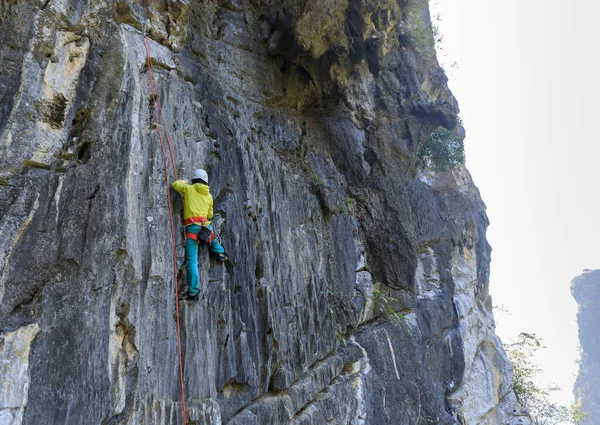 Uçurumdaki kadın dağcı