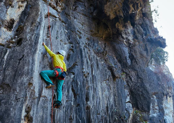 Arrampicatrice Femminile Sulla Scogliera — Foto Stock