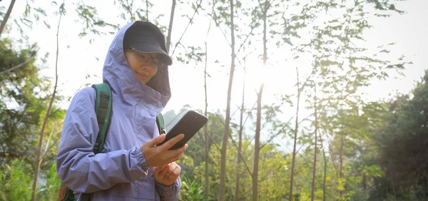 Escursionista Donna Utilizzando Smartphone Cima Moutnain Foresta Alba — Foto Stock