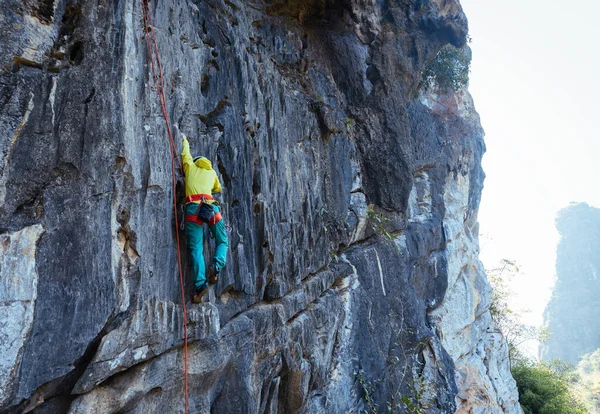 Жіночий Альпініст Скелі — стокове фото