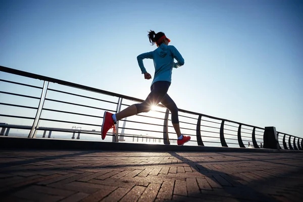 Fitness Kvinna Löpare Som Springer Havsbron — Stockfoto